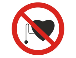 Запрещается работать (присутствие) людей со стимуляторами сердечной деятельности