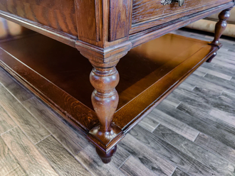 Журнальный стол из дуба с точеными ножками и выдвижными столиками.