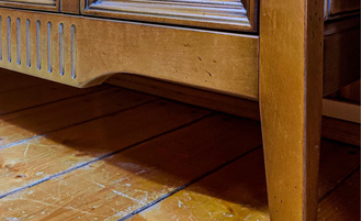 Тумба прикроватная с двумя ящиками и декорами - цветы.