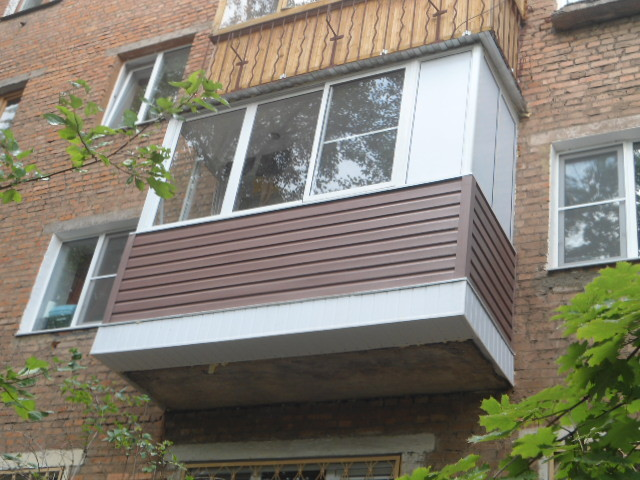 балкон сайдингом. лоджии под евро. пластиковый балкон. внешняя отделка балкона. евро балконы.