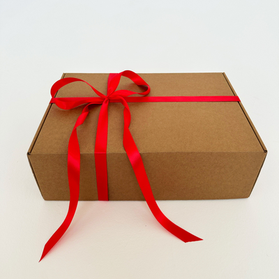 Подарочная коробка GILEV 37х26х12см с наполнителем и красной лентой