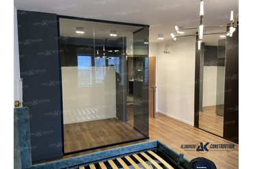 г. Великий Новгород
Гардеробная из серого каленого стекла и маятниковой дверью