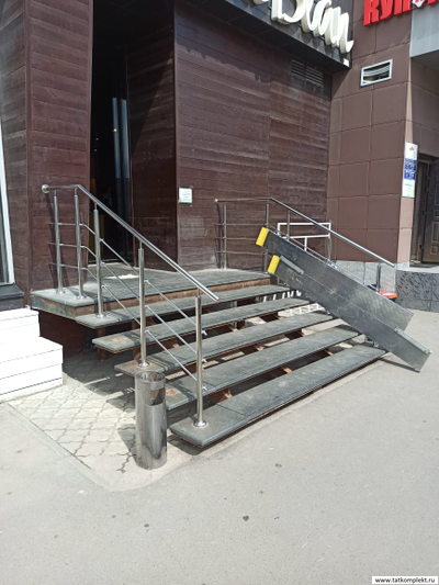 Ograzhdenie-kryl'tsa-iz-nerzhaveyushchey-stali