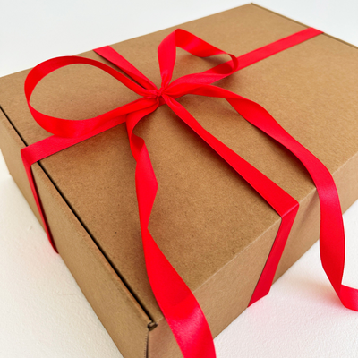 Подарочная коробка GILEV 37х26х12см с наполнителем и красной лентой