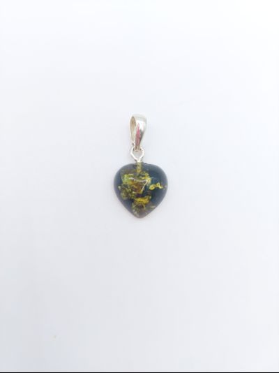 Кулон из зеленого янтаря "Маленькое сердце"