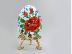 Яйцо "Красные розы на белом" Набор для вязания крючком с бисером от Ирины Рудевич