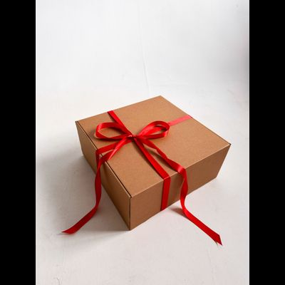 Огромная подарочная коробка GILEV 45х45х20см с красной лентой и наполнителем крафт