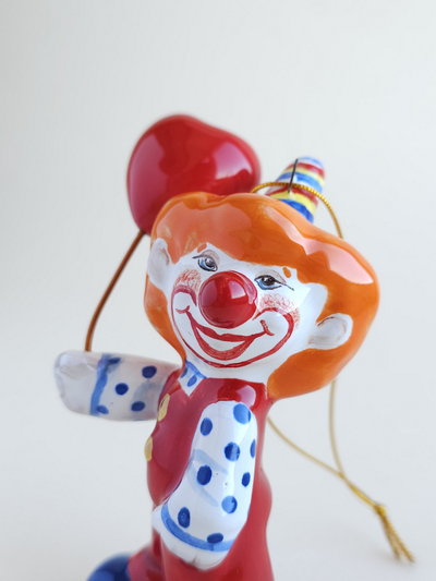 Клоун с воздушным шариком - цирк