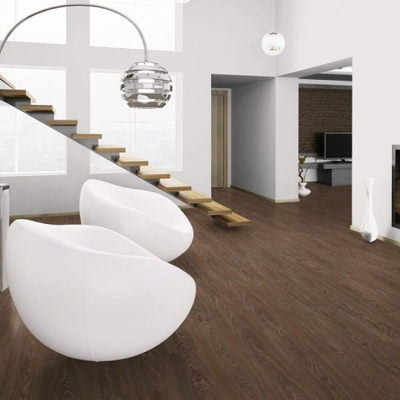 Биополы Purline Wineo 1500 Wood L Classic Oak Autumn PL073C в интерьере гостиной