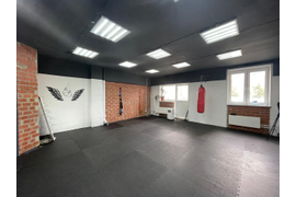 Новый зал для занятия пилатесом, для функциональных и аэробных тренировок в спортивном клубе Самурай в Екатеринбурге в районе Академический
