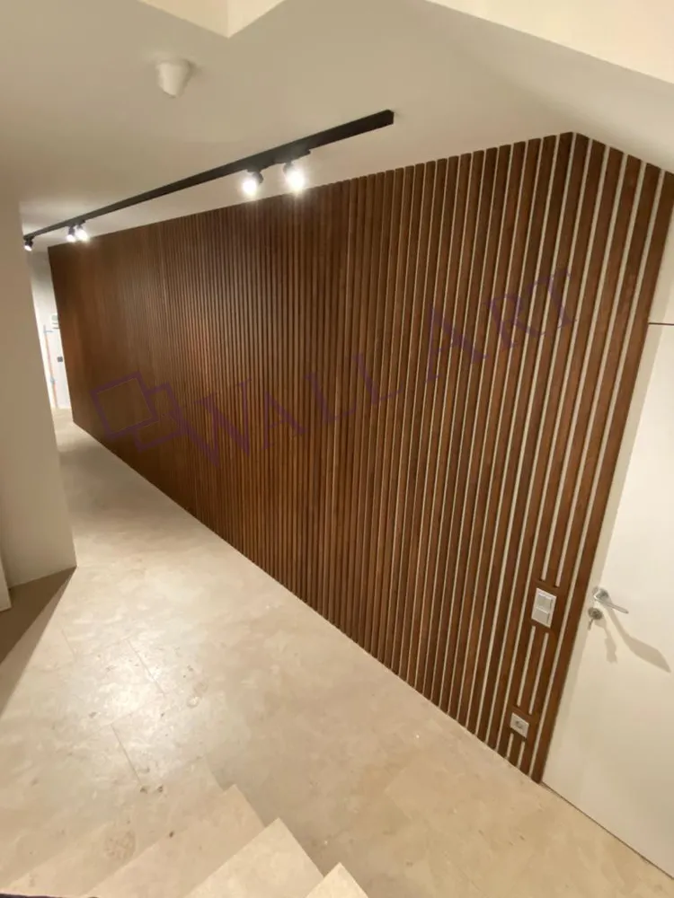 На фото смонтированные рейки из массива дуба. Сечение - 37*20мм, длина - 3000мм. Сращенный материал, покрытие - тон/лак, со скрытым крепежом. Цвет - "под орех". Одинцовский район, Московская область. Монтаж наш.