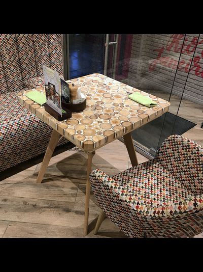 стол из торцевых спилов и эпоксидной смолы