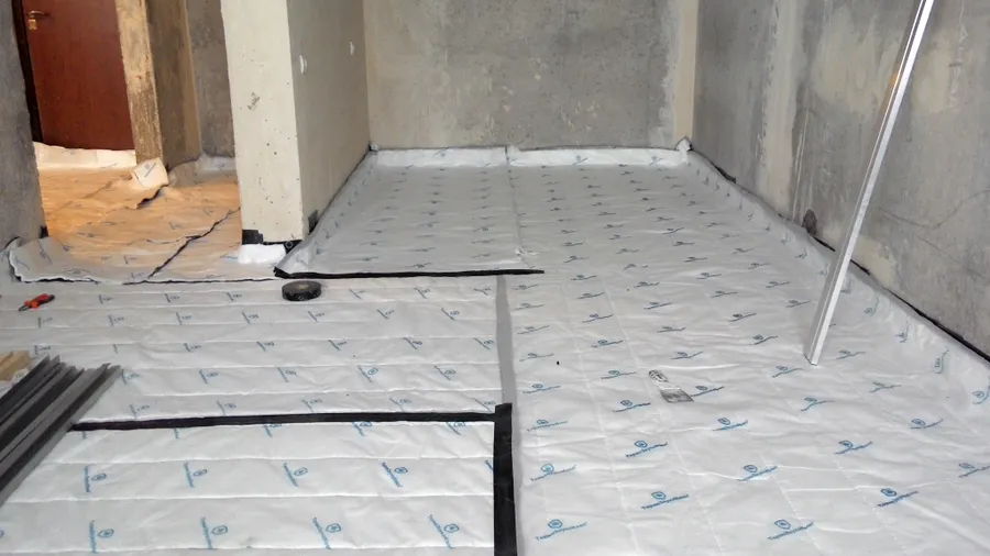 Укладка шумопоглощающих матов "Термозвукоизол" в комплексной системе звукоизоляции пола под стяжку. Максимальная эффективность в сочетании с битумной мембраной "СтопЗвук-М"!