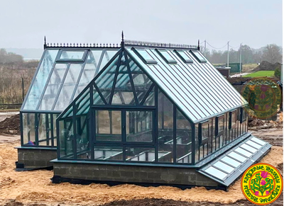 Базовая комплектация теплицы в английском стиле с холлом из стекала и алюминия ИМПЕРИАЛ размером 4000 х 10000 мм