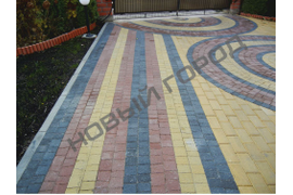 Тротуарная плитка "Римский брук" и "Кирпич" сочетание цветов - красный, черный и желтый на белом цементе. Частный дом г. Гурьевск