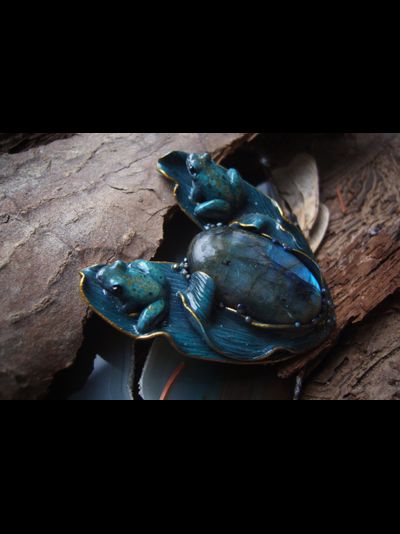 "Хранители озера Сбывающихся Грёз", коллекционная брошь с лабрадоритом и лягушками