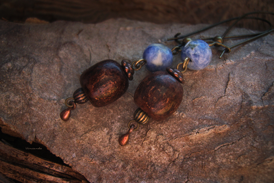 Бохо-серьги с содалитами и деревом "Небо над каштанами"