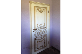 Дверь в детскую комнату, отделка пилястры с розетками. 