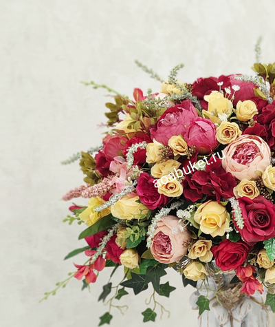 Композиция из искусственных цветов на статуэтке двух ангелочков Превосходство Алое  № АР48/Купить