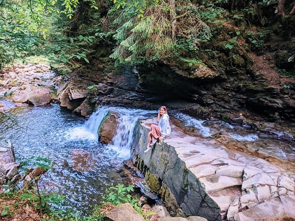 Дівочі Сльози — водоспад в Українських Карпатах.
