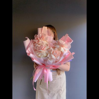 БУКЕТ РОЗОВЫХ  РОЗ И ЗЕЛЕНИ В ОФОРМЛЕНИИ