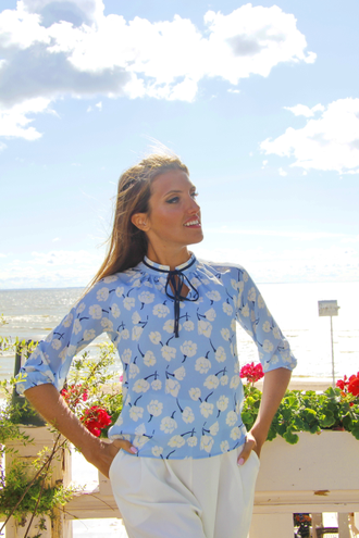 Блуза голубая с цветами