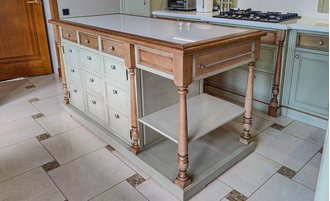 Остров на кухню с дубовой столешницей и 11 ящиками.