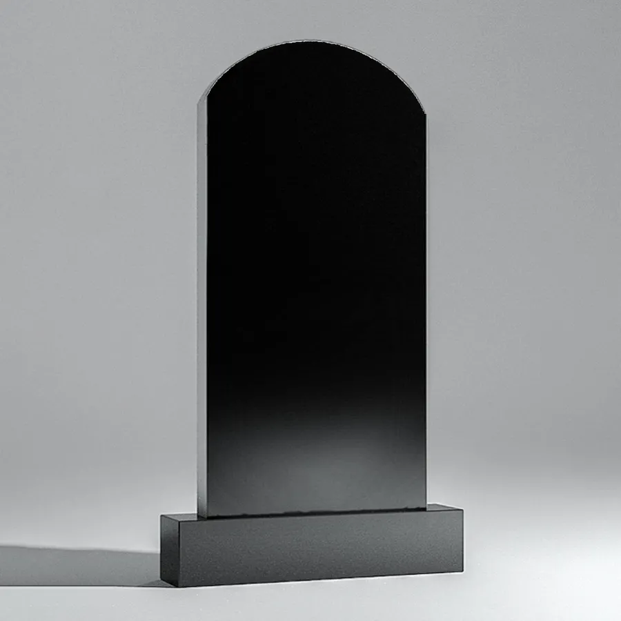 Памятник (габбро-диабаз).
Размеры стелы - 100*50/120*60 см.
Толщина - 5/7/8 см.
Стоимость - от 46000 руб. (за комплект с тумбой и цветником)