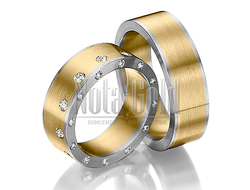 Обручальные кольца из золота двух оттенков с бриллиантами в женском кольце гладкие, широкие, с мелко