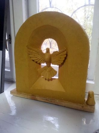 Фигурка голубя в арке