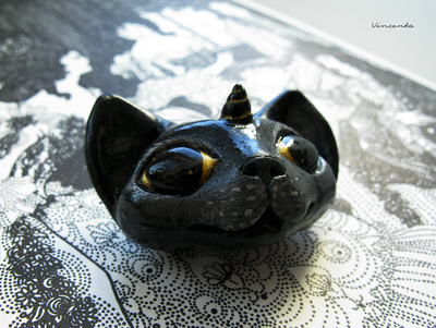 Кошка-Единорожка. Необычная брошь в виде чёрной кошки из полимерной глины