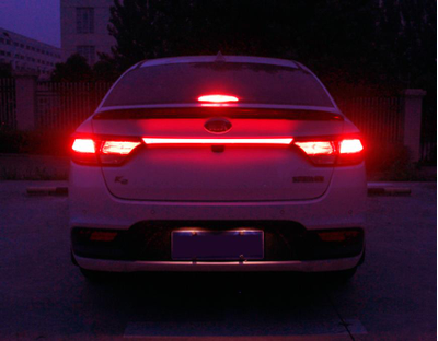 Kia Rio сзади ночью