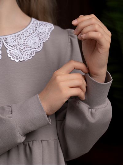 Платье серое с кружевным воротником