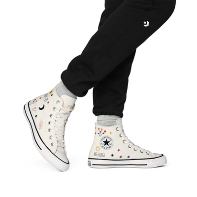 С чем носить Конверс Chuck Taylor All Star High 'It's Okay To Wander' белые высокие 571079C