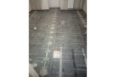 Установка маяков по уровню перед заливкой стяжки