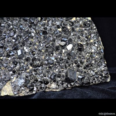 Меланит (разн. граната), друза, с пиритом, эпидотом, самородной медью - 310*235*100мм (ААА)