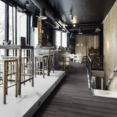 Виниловый пол Wineo 400 Wood Miracle Oak Dry DLC00117 в интерьере кафе