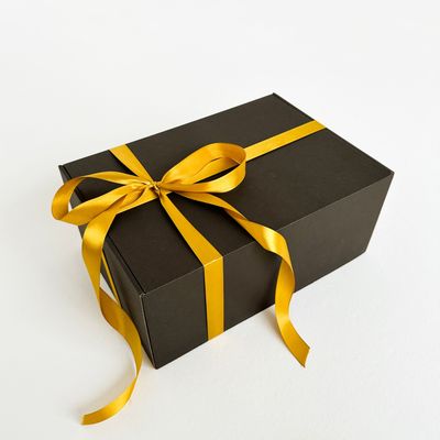 Черная подарочная коробка GILEV 37x26x12см с золотой лентой и наполнителем
