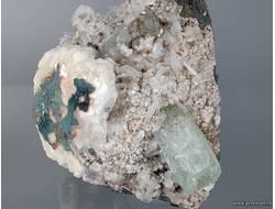 Апофиллит светло зеленый на стильбите. Индия. 85*60*40мм