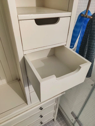 Пенал - стеллаж открытый с крючками и нижними ящиками.