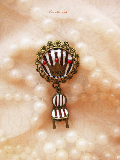 Трон для принцессы. Брошь с короной и креслом в винтажном стиле. Ручная работа