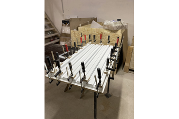 Закрепляем модель на подложке, Хорошенько все проклеиваем. Далее прикрутим борта и будем готовить получившуюся модель в опалубке к заливке полиуретаном.