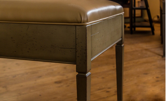 Банкетка малая на прямых точеных ножках с сиденьем из экокожи.