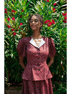 Блузка с отворотом на пуговицах (бордовый с бежевым)