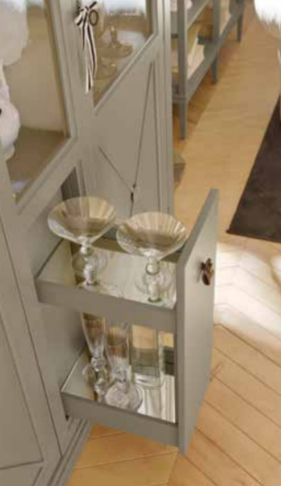 ВИТРИНА С ДВУМЯ СТВОРКАМИ И ЦЕНТРАЛЬНОЙ СЪЕМНОЙ КОРОНОЙ (L165*P49*H210) ART.16.72 DESIDERI TOSATO