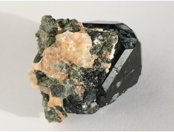 Шпинель черная на породе, Россия, Якутия (38*30*28 мм, 49 г) №18218