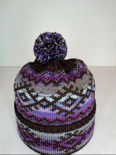 ШАПКА С ОБЕРЕГАМИ ЧЕРНО-РАДУЖНАЯ