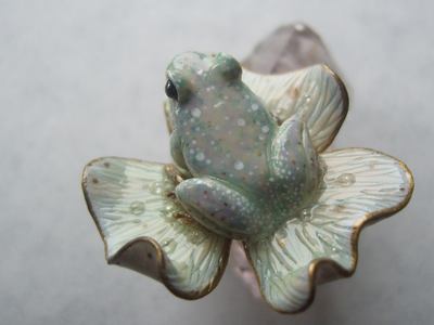 Кольцо с клевером и лягушкой "Принцесса Ия на листе Морока Трифолиума"