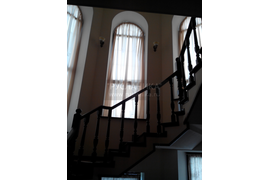 Изготовление и развеска тюли на три арочных окна.