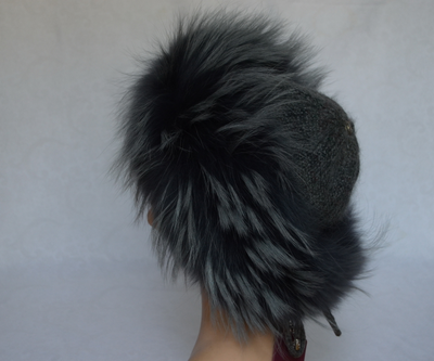 Итальянская шапка вязаная серая с мехом енота фото